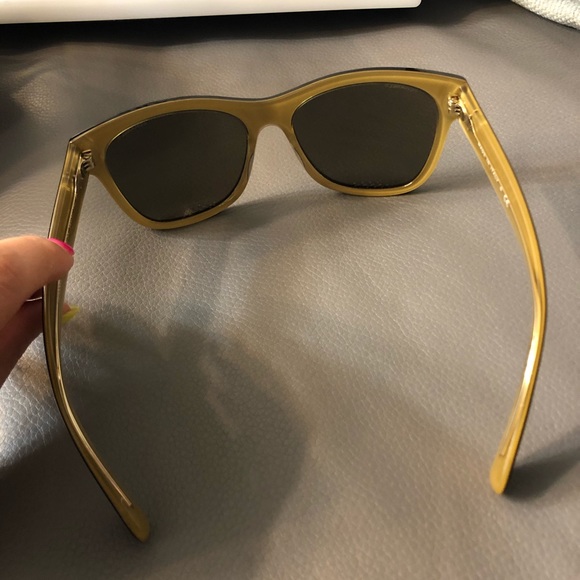 ***SOLD***Authentic CHANEL sunglasses 🕶 like new - Picture 4 of 11